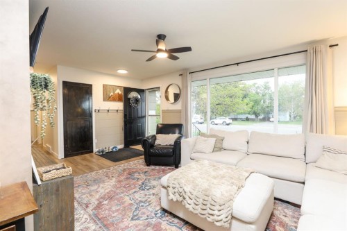 40 S 100 East, Raymond, AB - Indoor Photo Showing Living Room