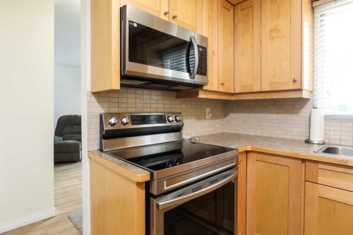 101 Temple Boulevard West, Lethbridge, AB - Indoor Photo Showing Kitchen