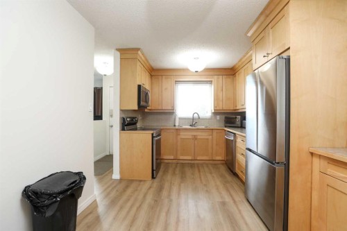 101 Temple Boulevard West, Lethbridge, AB - Indoor Photo Showing Kitchen