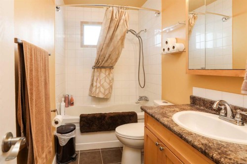 101 Temple Boulevard West, Lethbridge, AB - Indoor Photo Showing Bathroom