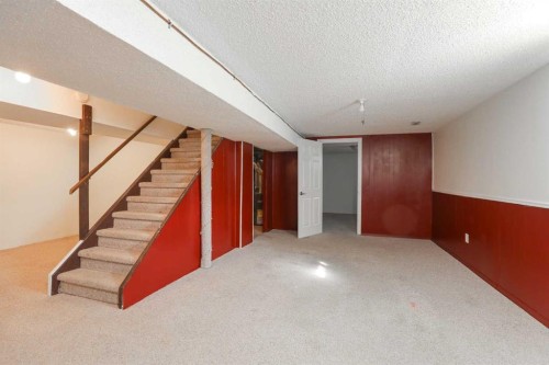 101 Temple Boulevard West, Lethbridge, AB - Indoor Photo Showing Other Room