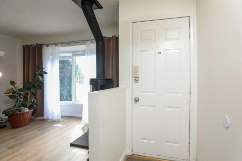 101 Temple Boulevard West, Lethbridge, AB - Indoor Photo Showing Other Room