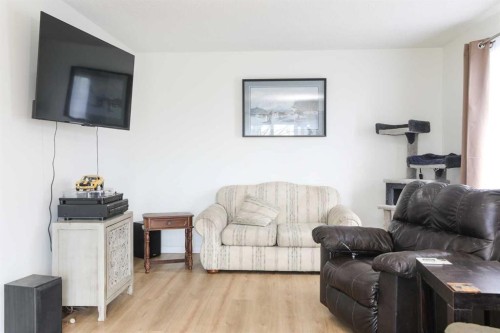 101 Temple Boulevard West, Lethbridge, AB - Indoor Photo Showing Living Room
