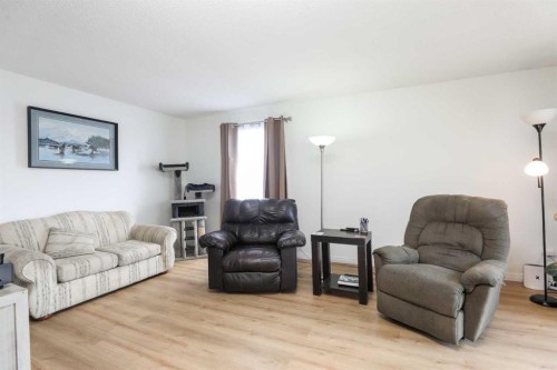 101 Temple Boulevard West, Lethbridge, AB - Indoor Photo Showing Living Room
