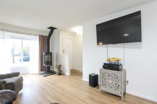 101 Temple Boulevard West, Lethbridge, AB - Indoor Photo Showing Living Room