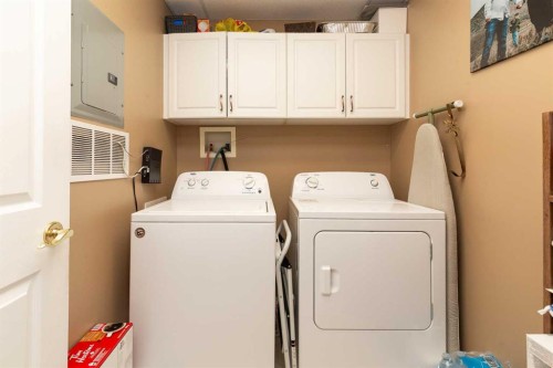 416-2020 32 Street South, Lethbridge, AB - Indoor Photo Showing Laundry Room