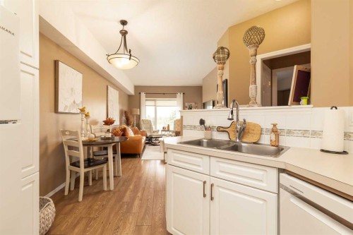 416-2020 32 Street South, Lethbridge, AB - Indoor Photo Showing Kitchen With Double Sink