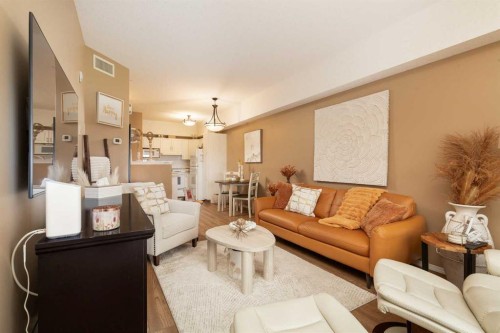 416-2020 32 Street South, Lethbridge, AB - Indoor Photo Showing Living Room