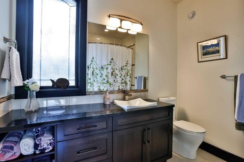 312 Sandstone Point South, Lethbridge, AB - Indoor Photo Showing Bathroom