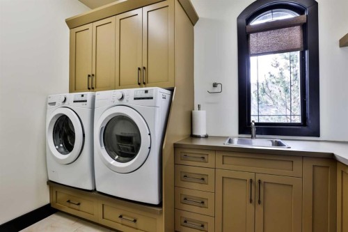 312 Sandstone Point South, Lethbridge, AB - Indoor Photo Showing Laundry Room