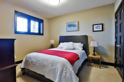 312 Sandstone Point South, Lethbridge, AB - Indoor Photo Showing Bedroom