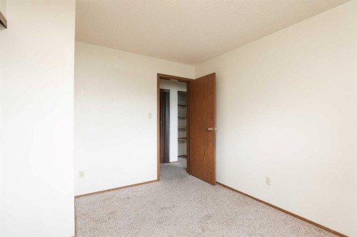 220-85 Foxbend Crescent North, Lethbridge, AB - Indoor Photo Showing Other Room