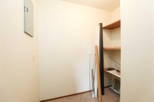 220-85 Foxbend Crescent North, Lethbridge, AB - Indoor