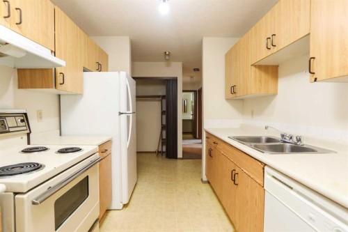 220-85 Foxbend Crescent North, Lethbridge, AB - Indoor Photo Showing Kitchen With Double Sink