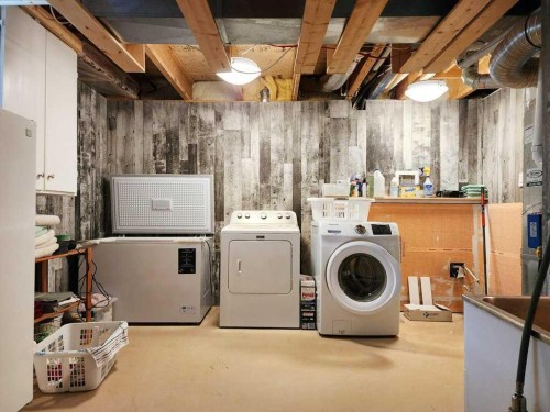 16 Mountview Place, Granum, AB - Indoor Photo Showing Laundry Room
