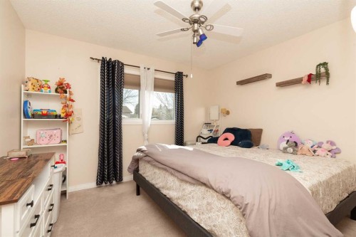 52 Trent Road West, Lethbridge, AB - Indoor Photo Showing Bedroom