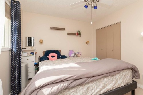 52 Trent Road West, Lethbridge, AB - Indoor Photo Showing Bedroom