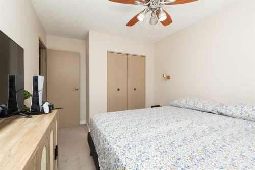 52 Trent Road West, Lethbridge, AB - Indoor Photo Showing Bedroom