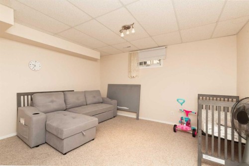52 Trent Road West, Lethbridge, AB - Indoor Photo Showing Other Room