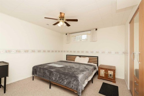 52 Trent Road West, Lethbridge, AB - Indoor Photo Showing Bedroom