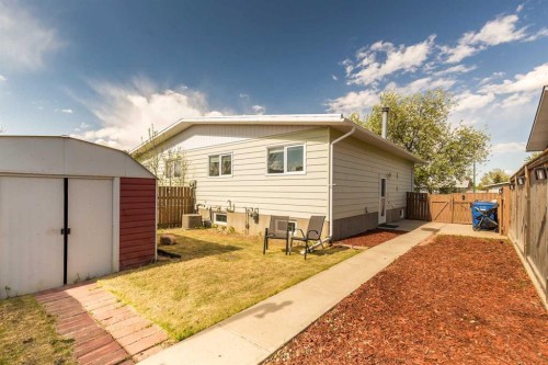 52 Trent Road West, Lethbridge, AB - Outdoor With Exterior