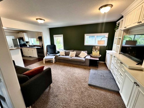 2108 15, Coaldale, AB - Indoor Photo Showing Living Room