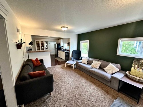 2108 15, Coaldale, AB - Indoor Photo Showing Living Room