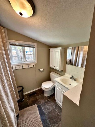 2108 15, Coaldale, AB - Indoor Photo Showing Bathroom