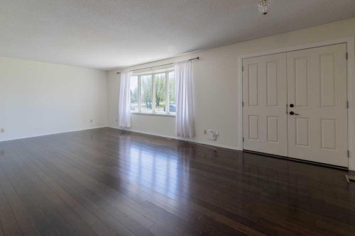 67 E 200 S, Raymond, AB - Indoor Photo Showing Other Room