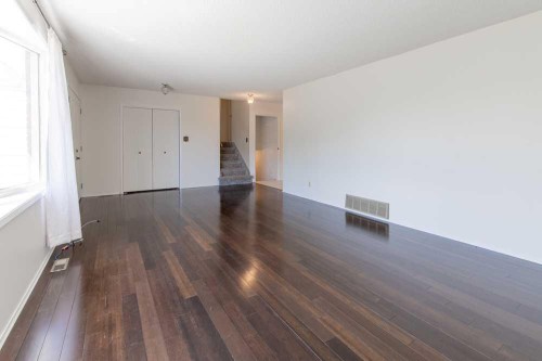 67 E 200 S, Raymond, AB - Indoor Photo Showing Other Room