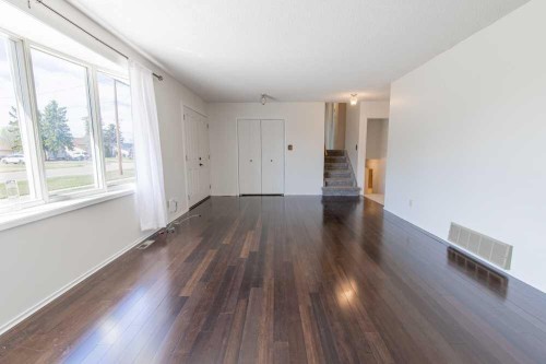 67 E 200 S, Raymond, AB - Indoor Photo Showing Other Room