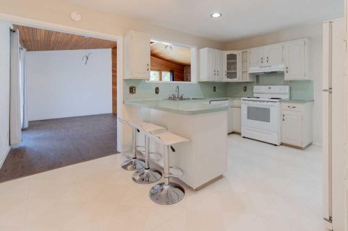 67 E 200 S, Raymond, AB - Indoor Photo Showing Kitchen
