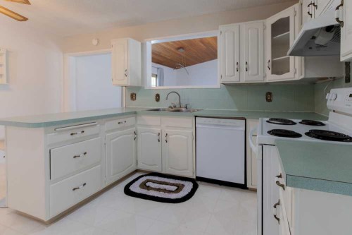 67 E 200 S, Raymond, AB - Indoor Photo Showing Kitchen