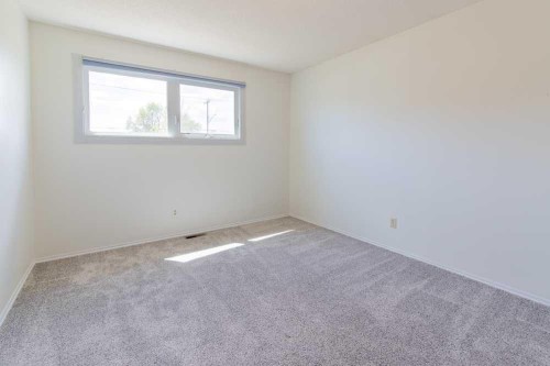 67 E 200 S, Raymond, AB - Indoor Photo Showing Other Room