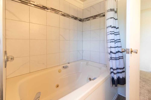 67 E 200 S, Raymond, AB - Indoor Photo Showing Bathroom
