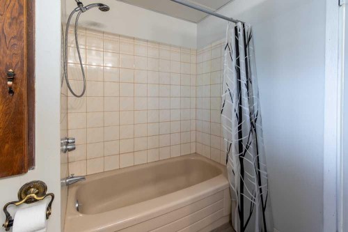 67 E 200 S, Raymond, AB - Indoor Photo Showing Bathroom