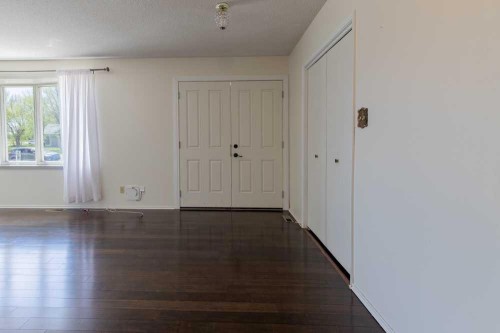 67 E 200 S, Raymond, AB - Indoor Photo Showing Other Room