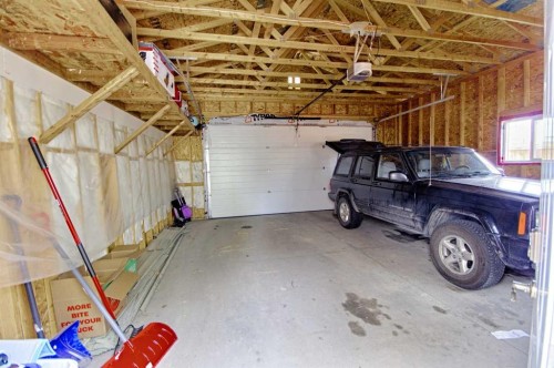 643 Moonlight Lane West, Lethbridge, AB - Indoor Photo Showing Garage
