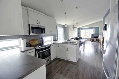 643 Moonlight Lane West, Lethbridge, AB - Indoor Photo Showing Kitchen With Double Sink With Upgraded Kitchen