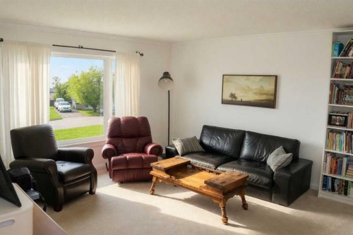 31 Schofield Place, Pincher Creek, AB - Indoor Photo Showing Living Room