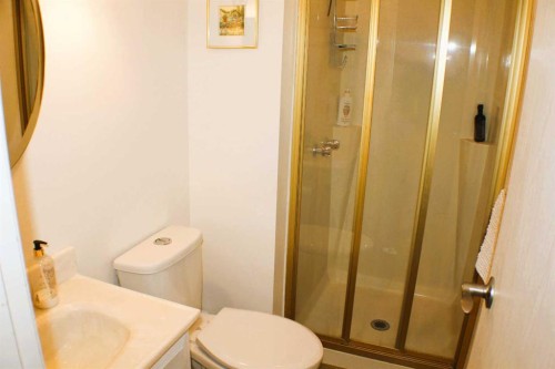 31 Schofield Place, Pincher Creek, AB - Indoor Photo Showing Bathroom