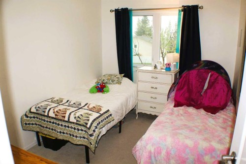 31 Schofield Place, Pincher Creek, AB - Indoor Photo Showing Bedroom