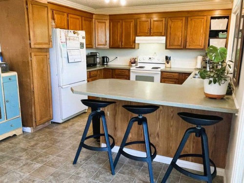 31 Schofield Place, Pincher Creek, AB - Indoor Photo Showing Kitchen