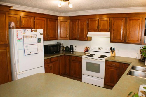 31 Schofield Place, Pincher Creek, AB - Indoor Photo Showing Kitchen With Double Sink
