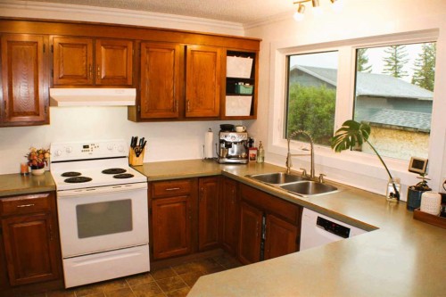 31 Schofield Place, Pincher Creek, AB - Indoor Photo Showing Kitchen With Double Sink