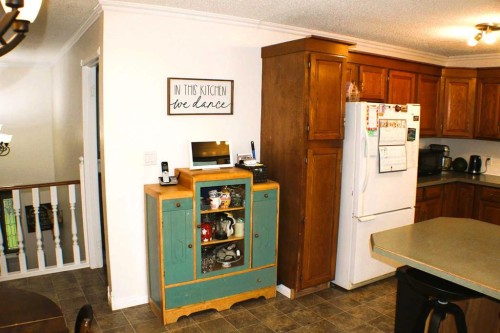 31 Schofield Place, Pincher Creek, AB - Indoor Photo Showing Kitchen