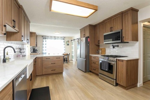 605 50 Avenue, Coalhurst, AB - Indoor Photo Showing Kitchen With Upgraded Kitchen