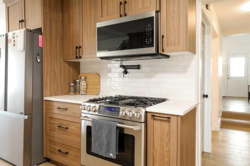 605 50 Avenue, Coalhurst, AB - Indoor Photo Showing Kitchen