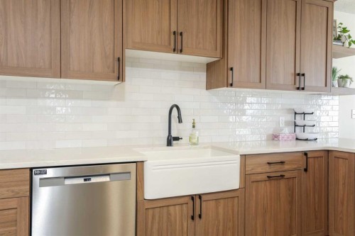 605 50 Avenue, Coalhurst, AB - Indoor Photo Showing Kitchen With Upgraded Kitchen