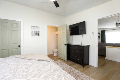 605 50 Avenue, Coalhurst, AB - Indoor Photo Showing Bedroom